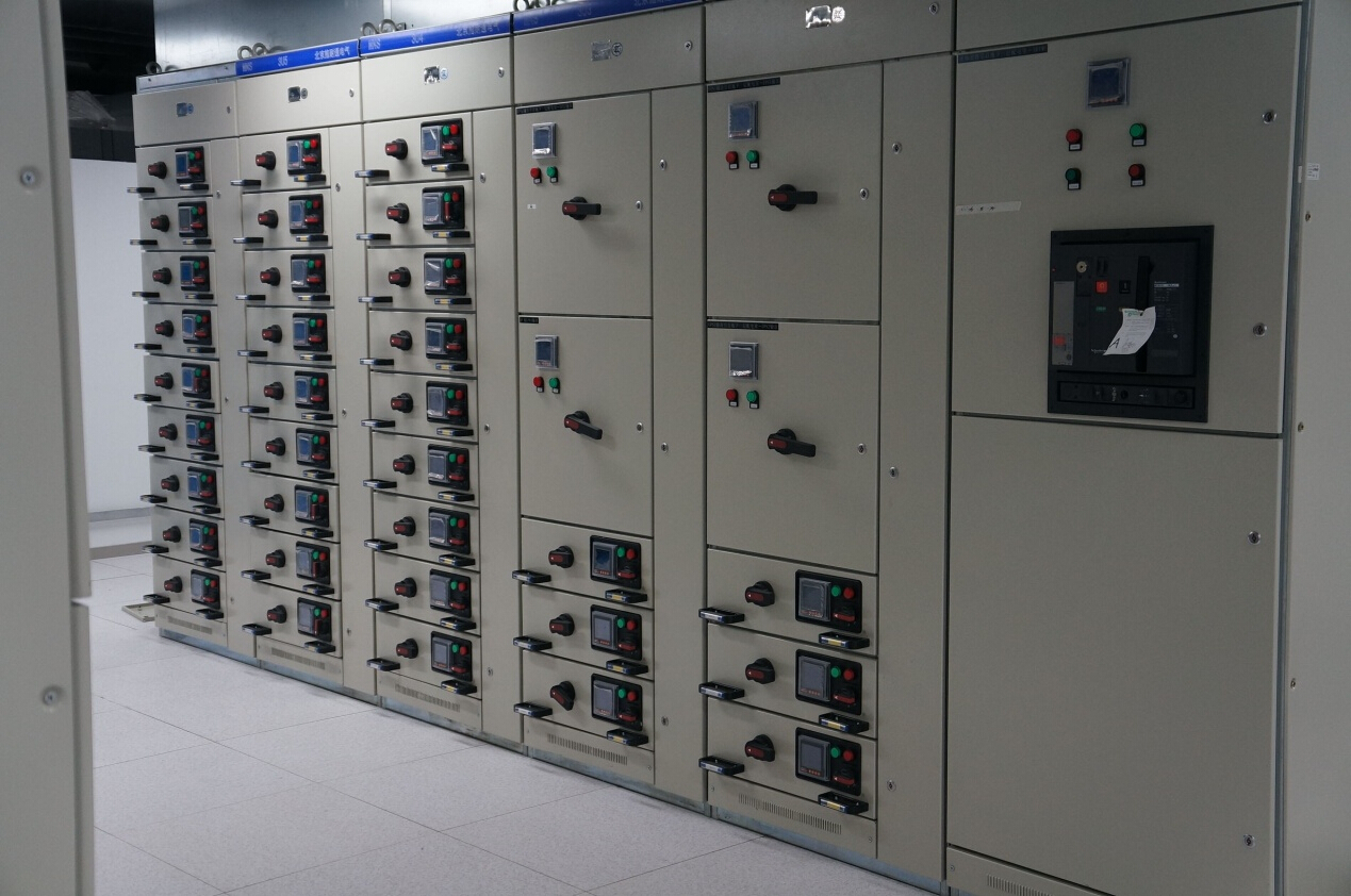 采用雙路市電、UPS、確保機(jī)房設(shè)備穩(wěn)定運(yùn)行